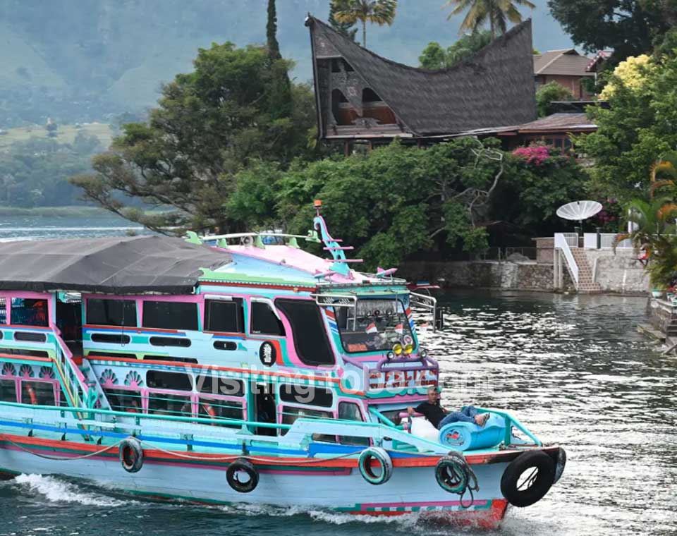 Berlayar di Danau Toba